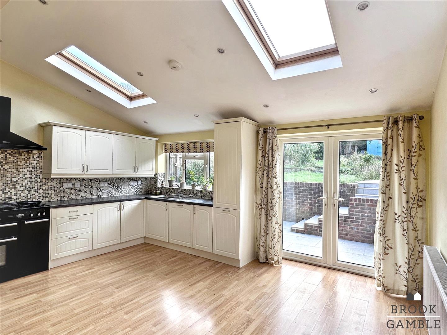 3 Bedroom House - Semi-Detached. Manvers Road in Eastbourne, 3